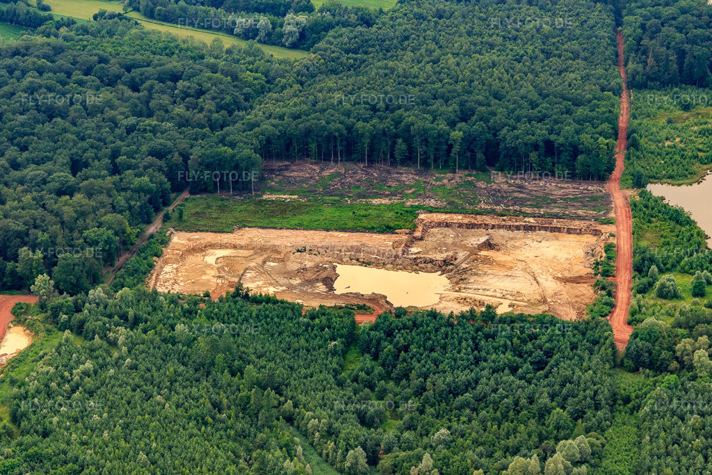 Luftbild: Tongruben im Foret de Hagenau in Kesseldorf im Bundesland Bas-Rhin in Frankreich. – Foto: IMG_107896.jpg vom 14.06.2018 durch Werner Riehm/FLY-FOTO.de – Auflösung des Originals: 5472 x 3648 px