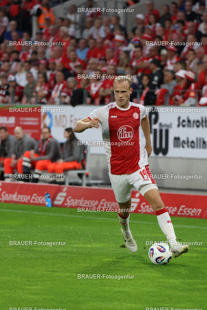Rot-Weiss Essen - TSV Alemannia Aachen | Essen, Deutschland, 31.08.2025 Lucas Brumme  (Rot-Weiss Essen) Einzelaktionwährend des 3.Liga Spiels zwischen  Rot-Weiss Essen und Alemannia Aachen am 31.08.2025 im Stadion an der Hafenstraße in Essen. (Foto von Timo Bluhmki-Schmidt/Brauer Fotoagentur