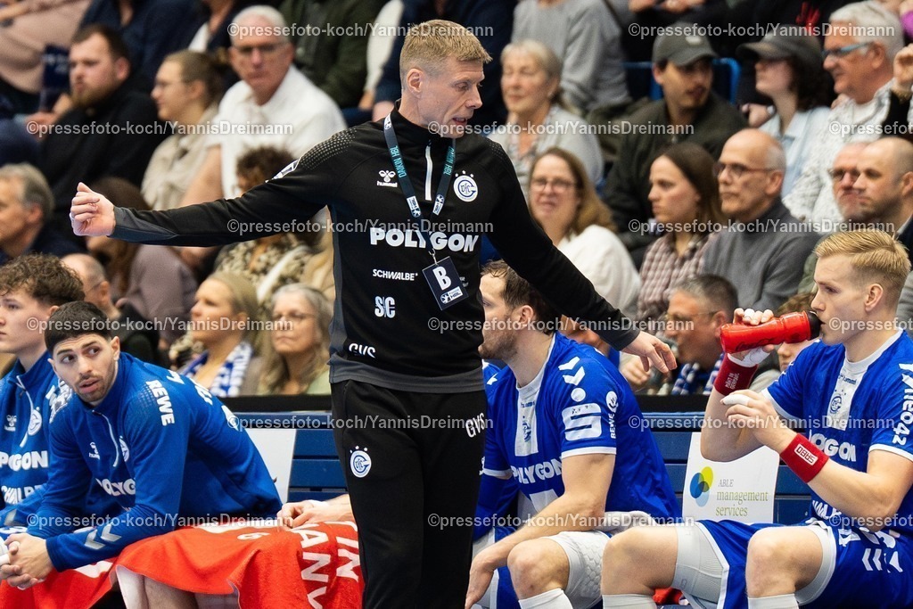 xYDR22022501018 | 22.02.2025, xydrx, Handball, 1.HBL, VFL Gummersbach - Rhein-Neckar-Löwen, Schwalbe-Arena: Gudjon Valur Sigurdsson (Cheftrainer VFL Gummersbach) im Gespräch mit seinen Spielern