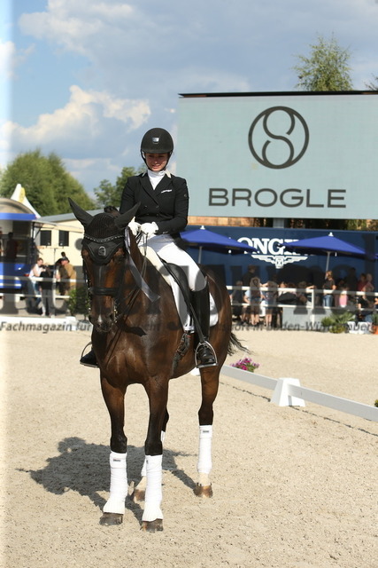 Birkhof_2022_GrandPrixSpecial_Siegerehrung_GrandPrixSpecial (15) | Alle Fotos der Reiterjournal Fotografin Doris Matthaes im Reiterjournal Online-Fotoshop. - Realisiert mit Pictrs.com