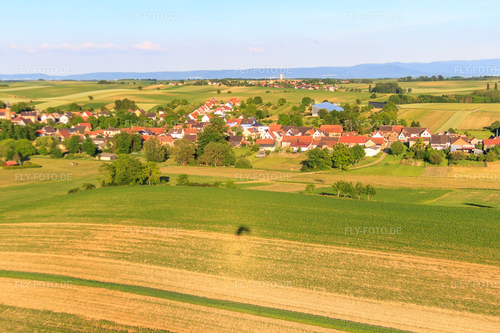 Luftbild: Ortsansicht von Westen in Siegen im Bundesland Bas-Rhin in Frankreich. – Foto: IMG_66654.jpg vom 05.06.2014 durch Werner Riehm/FLY-FOTO.de – Auflösung des Originals: 4217 x 2811 px
