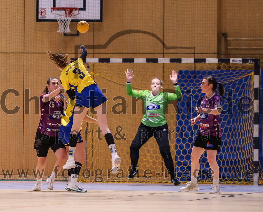 2025-02-15_049_SpVgg_Altenerding_gegen_MTV_Pfaffenhofen | Erding, Deutschland, 15.02.2025:Handball, Bezirksoberliga Frauen Altbayern 2024 / 2024, 14. Spieltag, SpVgg Altenerding gegen MTV Pfaffenhofen, Endergebnis: 27:23Verena Kaiser (SpVgg Altenerding, #55), Lene Köhn (MTV Pfaffenhofen, #3), Torfrau Hanna Obermair (SpVgg Altenerding, #1), Katharina Künstner (SpVgg Altenerding, #23)Foto: Christian Riedel / fotografie-riedel.net