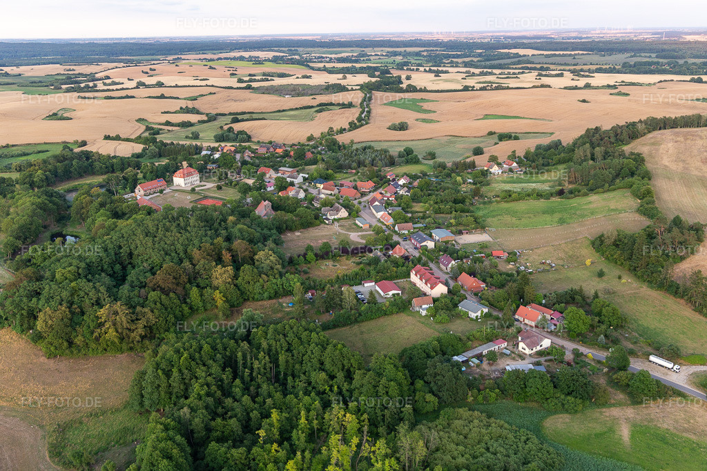 Luftbild: Dorfansicht aus Westen mit Gutshof Fredenwalde im Ortsteil Groß Fredenwalde in Gerswalde im Bundesland Brandenburg in Deutschland. Foto: IMG_116333.jpg vom 17.07.2019 durch Werner Riehm/FLY-FOTO.deKontakt - Gutshof Fredenwalde