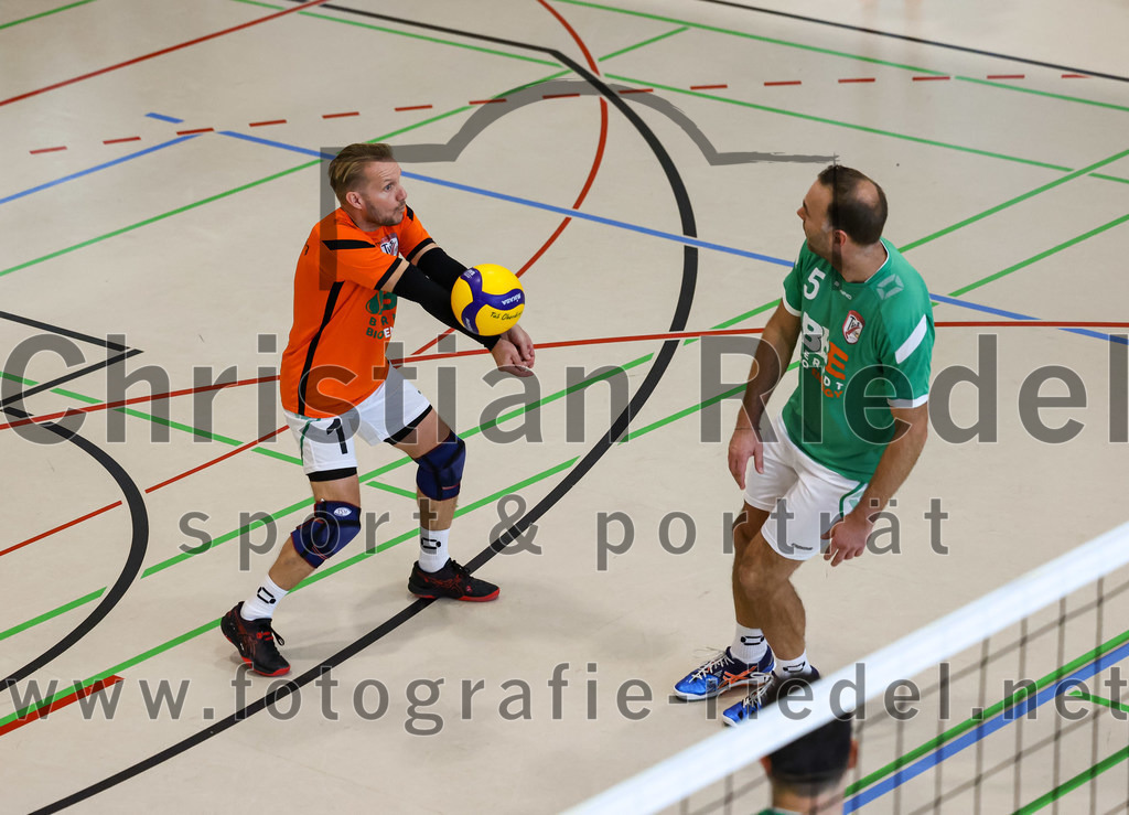 2022-11-12_024_TuS_Oberding_gegen_SC_Freising_II | Oberding, Deutschland, 12.11.2022:
Volleyball, Bezirksliga Ost 2022 / 2023, 7. Spieltag, TuS Oberding gegen MTV Pfaffenhofen II, Endergebnis: 3:2

Bernd Walter (TuS Oberding, #1), Andre Paul (TuS Oberding, #5)

Foto: Christian Riedel / fotografie-riedel.net