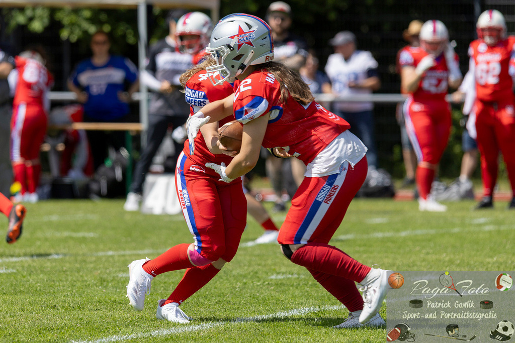 GFLW 1: German Football League Women 1: Rodgau Pioneers Ladies - Stuttgart Scorpions Sisters, 07.06.2026 | Lilly Veith (Rodgau Pioneers Ladies #4) übergibt den Bal lan Lina Hadziefendic (Rodgau Pioneers Ladies #22), Rodgau Pioneers Ladies - Stuttgart Scorpions Sisters, Rodgau, Maingau-Energie-Stadion "Am Weichsee", 7.6.2026 - Realisiert mit Pictrs.com