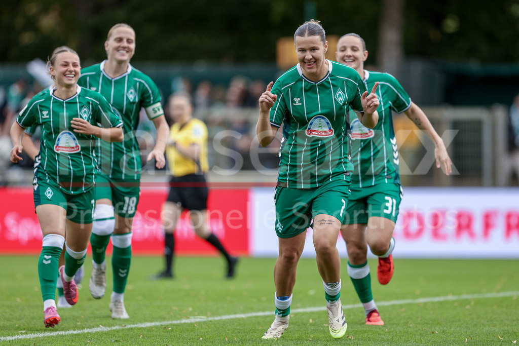 Fussball, Google Pixel Frauen-Bundesliga, SV Werder Bremen - TSG 1899 Hoffenheim | Torschützin Larissa Mühlhaus (SV Werder Bremen, 7) mit Torjubel, Jubel, jubeln, jubelt, optimistisch, Spielszene, Highlight, Freude über das Tor zum 1:0, DIE DFB-RICHTLINIEN UNTERSAGEN JEGLICHE NUTZUNG VON FOTOS ALS SEQUENZBILDER UND/ODER VIDEOÄHNLICHE FOTOSTRECKEN. DFB REGULATIONS PROHIBIT ANY USE OF PHOTOGRAPHS AS IMAGE SEQUENCES AND/OR QUASI-VIDEO.