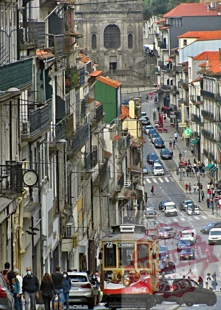 Porto historic tram 22 Carmo traveling street in old city | Tram 22 Carmo driving uphill on a busy street in Porto, Portugal with people and cars - Realisiert mit Pictrs.com