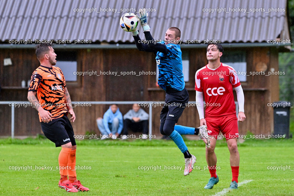 SV Viktoria Viktring vs. FC Mondi Frantschach | #10 Raphael Kassler SV Viktoria Viktring, #1 Lukas Knapp FC Frantschach, #12#SV Viktoria Viktring vs. FC Mondi Frantschach, SV Viktoria Viktring vs. FC Mondi Frantschach am 02.08.2025 in Klagenfurt (Sportplatz Viktrink), Austria, (Photo by Bernd Stefan)