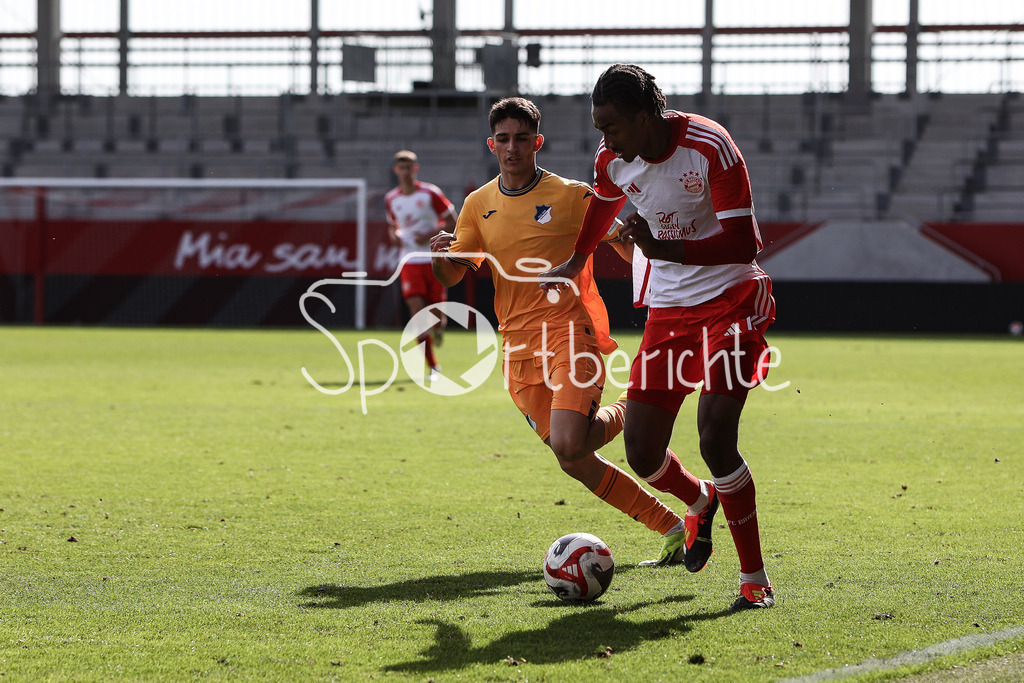 FC Bayern München U19 - TSG 1899 Hoffenheim U19 | im Bild Jonah KUSI-ASARE (FCB #9) am Ball / Freisteller / Einzelfoto