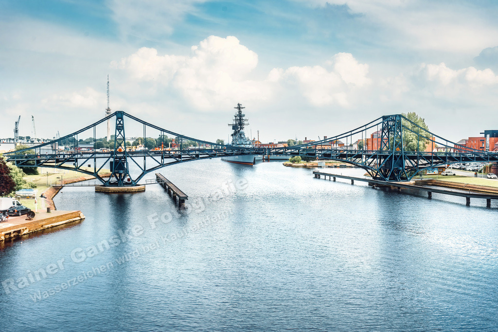 064 Wilhelmshaven KW-Brücke - 21-08-2021 -R Ganske | Onlineshop mit Bildern von Stränden, Häfen und Meer. Leinwände, Poster, Kalender und andere Materialien erhältlich. Kommerzielle Lizenzen möglich.  - Realisiert mit Pictrs.com