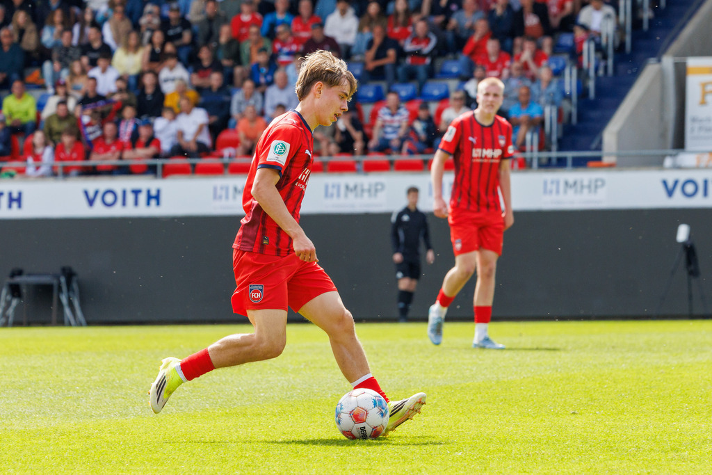 20260503-U19_FCH-LEV_056 | 1.FC Heidenheim 1846 vs. Bayer 04 Leverkusen, Fußball, U19, A-Junioren, NWL, U19-DFB-Nachwuchsliga, 2025/2026, Achtelfinale, 03.05.2026 in Heidenheim, Voith Arena(Foto: Michael Bulling) - Realisiert mit Pictrs.com