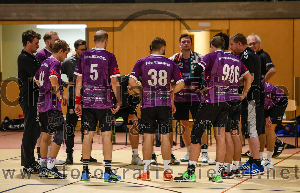 2024-10-20_083_SpVgg_Altenerding_II_gegen_TSV_Taufkirchen-Vils | Erding, Deutschland, 20.10.2024:Handball, Bezirksliga Männer Ost 2024 / 2025, 3. Spieltag, SpVgg Altenerding II gegen TSV Taufkirchen/Vils, Endergebnis: 15:20Luca Niklas Hoehl (SpVgg Altenerding, #43), Daniel Sagert (SpVgg Altenerding, #5), Florian Schiffel (SpVgg Altenerding, #38), Niklas Zech (SpVgg Altenerding, #91), Trainer Frank Sullivan (SpVgg Altenerding)Foto: Christian Riedel / fotografie-riedel.net