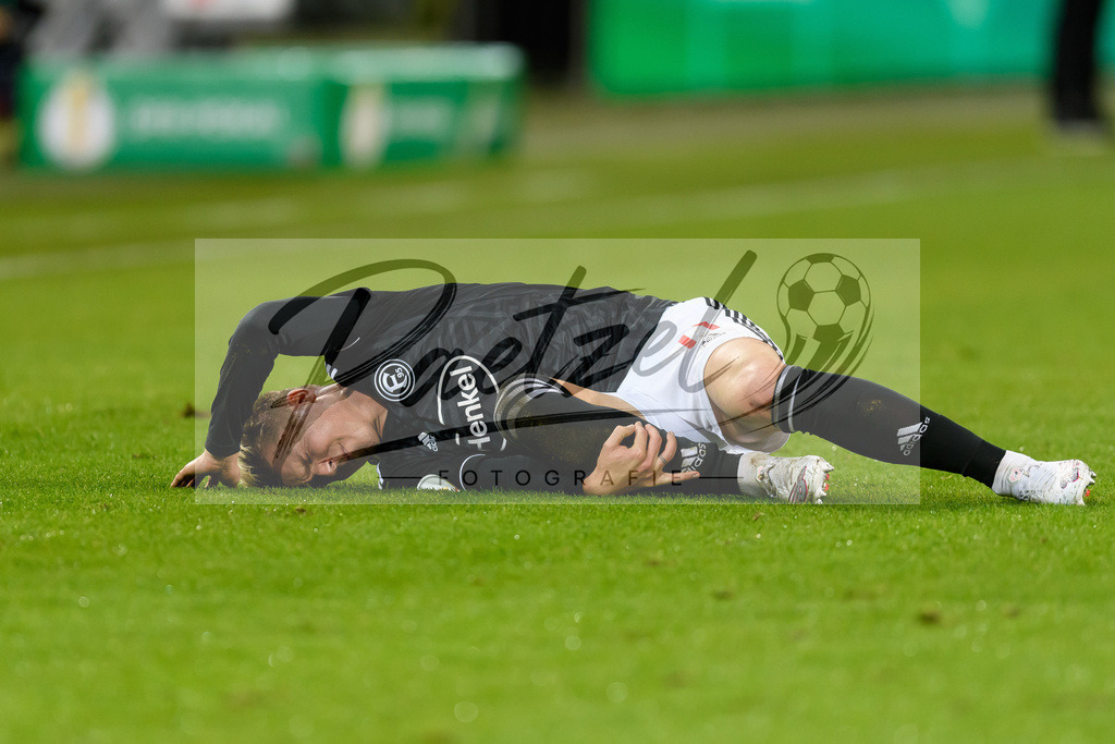 H96DUS20211027_026 | Fussball, Herren: Felix Klaus (Fortuna Duesseldorf) verletzt am Boden bei dem Spiel der 2. Runde im DFB-Pokal zwischen Hannover 96 und Fortuna Duesseldorf in der HDI-Arena am 27.10.2021 in Hannover, Deutschland.DFB / DFL REGULATIONS PROHIBIT ANY USE OF PHOTOGRAPHS AS IMAGE SEQUENCES AND/OR QUASI-VIDEO. - Realisiert mit Pictrs.com