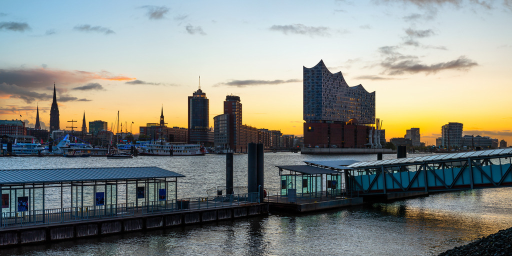 hamburg wandbild elbphilharmonie und hafencity im morgenlicht bild auf leinwand acrylglas | Kaufen Sie Hamburg Bilder und Hamburg Fotos auf Leinwand, Acrylglas, Alu-Dibond, oder als Poster in Hamburgs großer Onlinegalerie. Elbphilharmonie Bilder, Hamburger Hafen, Speicherstadt, Alster und viel mehr.