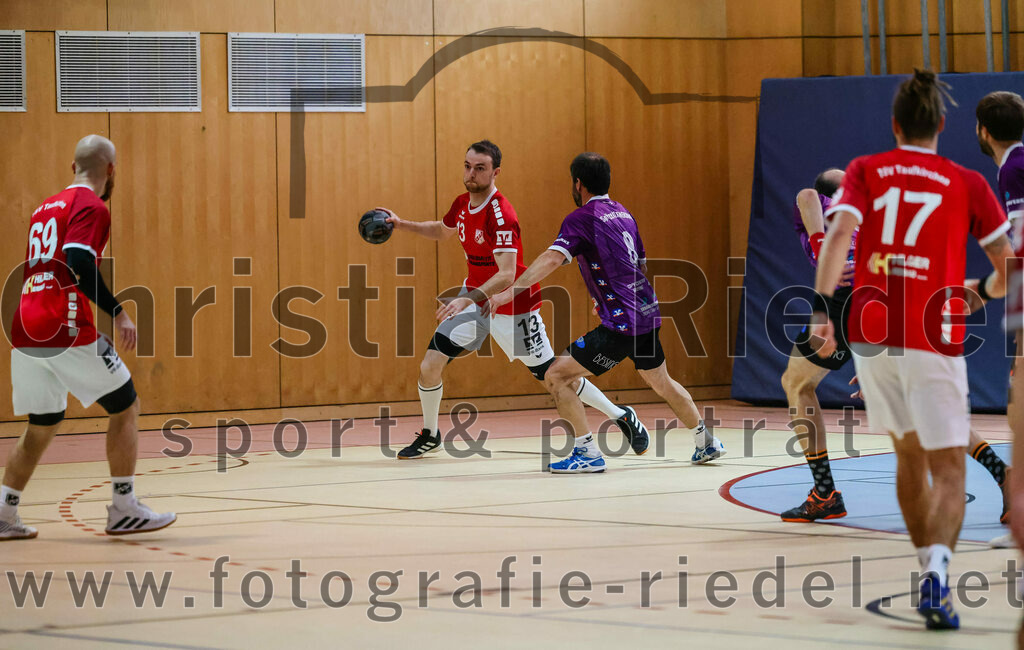 2023-10-21_058_SpVgg_Altenerding_III_gegen_TSV_Taufkirchen-Vils | Erding, Deutschland, 21.10.2023:
Handball, Bezirksklasse Männer Staffel Ost 2023 / 2024, 4. Spieltag, SpVgg Altenerding III gegen TSV Taufkirchen/Vils, Endergebnis: 27:32

Andreas Rej (TSV Taufkirchen/Vils, #69), Tobias Huber (TSV Taufkirchen/Vils, #13), Nadi Özdemir (SpVgg Altenerding, #8)

Foto: Christian Riedel / fotografie-riedel.net