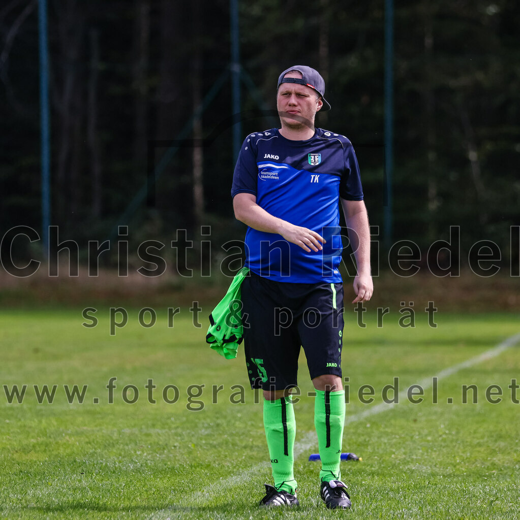 2023-09-03_002_TSV_Oberpframmern_II_gegen_TSV_Hohenbrunn_II | Oberpframmern, Deutschland, 03.09.2023:
Fußball, B-Klasse 2023 / 2024, 3. Spieltag, TSV Oberpframmern II gegen TSV Hohenbrunn II, Endergebnis: 0:2

Trainer Tim Kussmaul (TSV Hohenbrunn)

Foto: Christian Riedel / fotografie-riedel.net