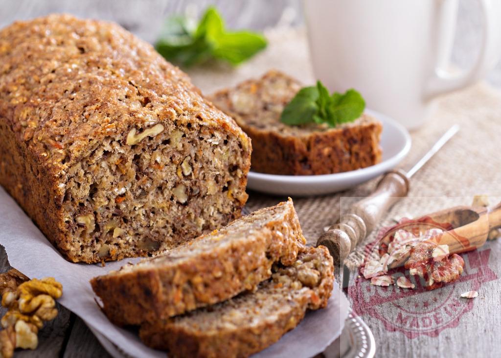 Healthy homemade banana bread with walnuts and oats | Sliced whole grain banana bread with nuts for breakfast or a snack - Realized with Pictrs.com