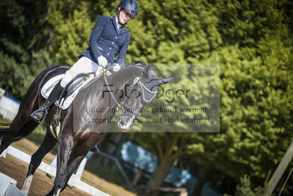 DOS_3801 | Entdecke hochwertige Reitturnierfotos von Foto Oger. Professionell, emotional und authentisch – jetzt Lieblingsmomente im Shop bestellen.Deutschlandweite Turnierfotografie. - Realisiert mit Pictrs.com