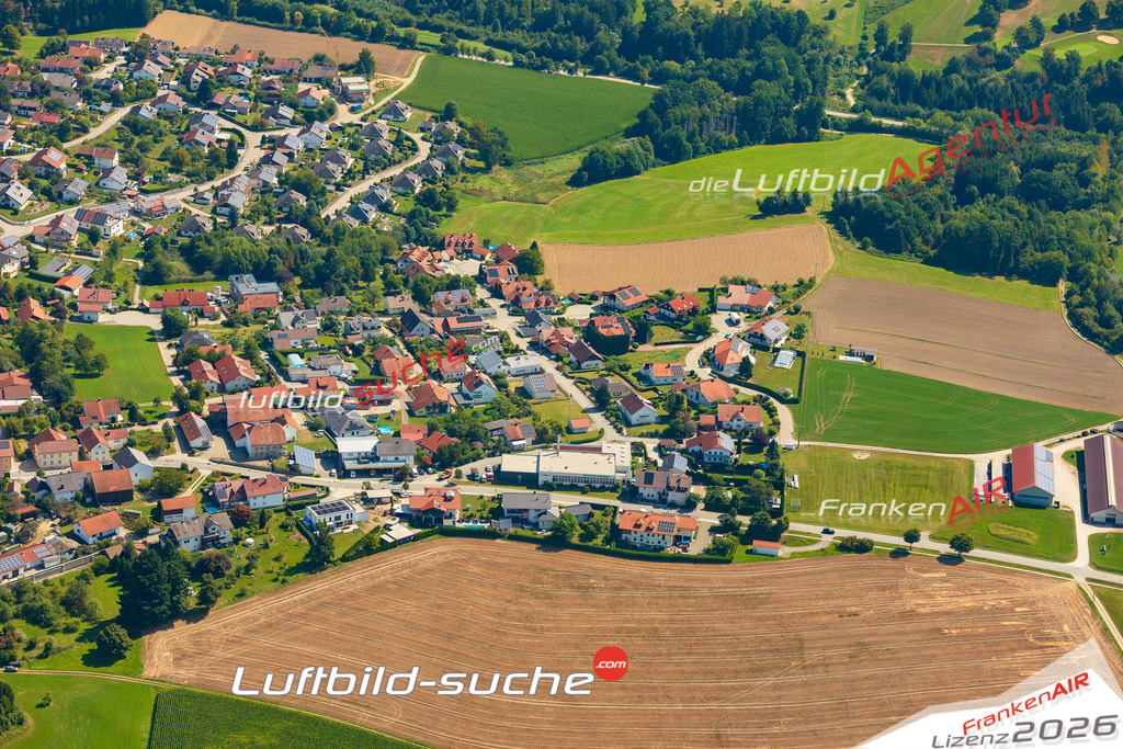Luftaufnahme der Stadt Thyrnau - Die Luftaufnahme wurde 2025 vom UL-Flugzeug heraus erstellt ( keine Drohne ) - Hochauflösende Luftaufnahme - für professionelle Ausdrucke geeignet. Die Geschenkidee !Mit Lizenz und Bildrechte bestellbar