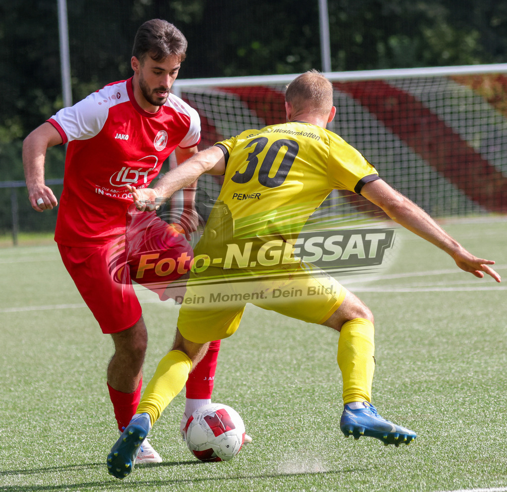 FC RW Kirchlengern - SuS Bad Westernkotten | Auf dem Bild zu sehen: Rot FC RW Kirchlengern: Florent Berisha ; gelb SuS Bad Westernkotten: Jan Penner  FC RW Kirchlengern, SuS Bad Westernkotten, Saison 26/27, Westfalenliga, Kirchlengern, Deutschland - Realisiert mit Pictrs.com