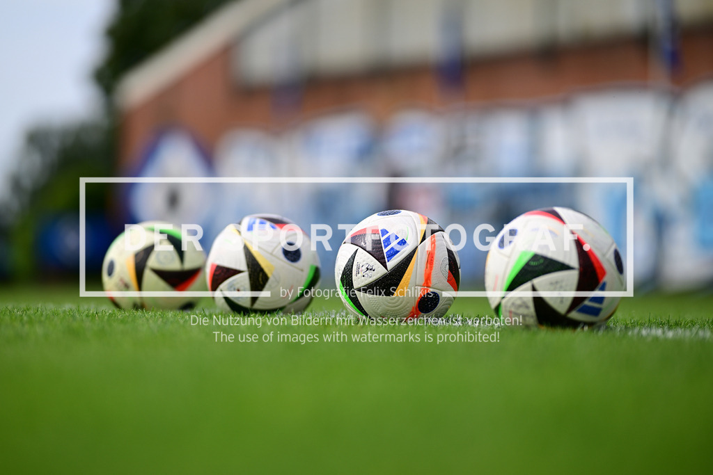 Fußball I Frauen I Saison 2025-2026 I Testspiel I Hamburger SV - Holstein Kiel I 62119 | Symbol, Symbolfoto, Symbolbild, Sinnbild, Bildsymbol, Darstellung, Signum: Fußball, Fussball, auf dem Boden, Abschlag, Abstoß, Ball, Linie, Rasen, Freistoß, Elfmeter, 11-Meter, 11 meter, Eckstoß, Ecke, Linie, Seitenlinie, torlinie - Realisiert mit Pictrs.com