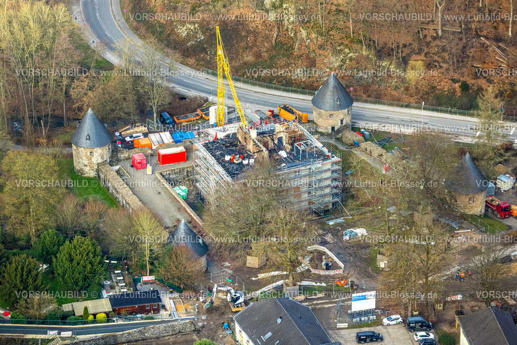 Velbert251200983Neviges | , Luftbild, Schloss Hardenberg, Aufräumarbeiten und Sicherungsarbeiten nach dem Vollbrand des Schlosses am 21.11.2025,  Umbau und Renovierung mit Baugerüst und Baukran, Neviges, Velbert, Bergisches Land, Nordrhein-Westfalen, Deutschland