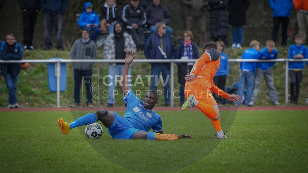 Fußball, Herren, Saison 2025/2026, Landespokal Brandenburg, Halbfinale, RSV Eintracht 1949 vs. VfB 1921 Krieschow, Samstag 28.03.2026, Sportplatz-Heinrich-Zille-Straße | Fußball, Herren, Saison 2025/2026, Landespokal Brandenburg, Halbfinale, RSV Eintracht 1949 vs. VfB 1921 Krieschow, Samstag 28.03.2026, Sportplatz-Heinrich-Zille-Straße, Im Bild: Saheed Mustapha (l. RSV) und Toby Michalski (r. Krieschow) - Realisiert mit Pictrs.com