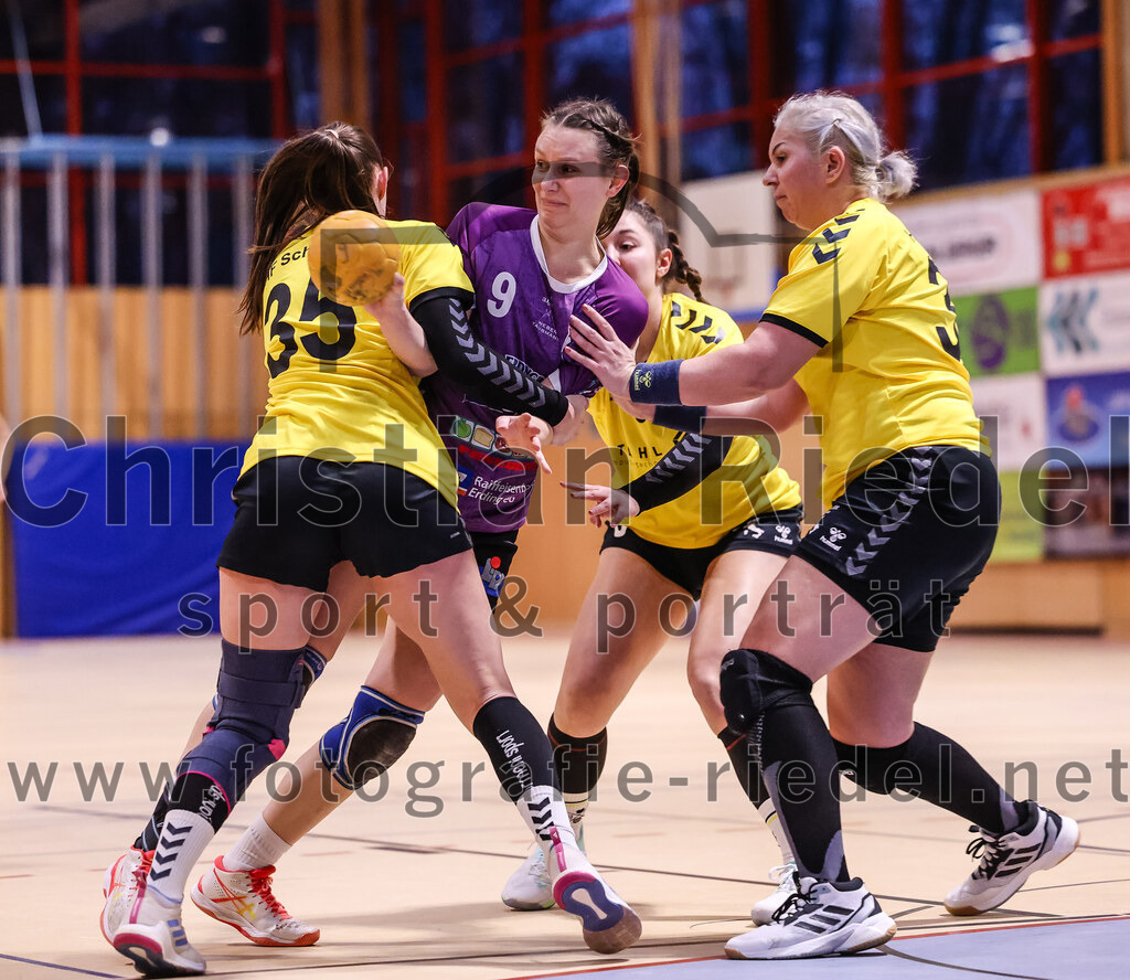 2025-01-11_050_SpVgg_Altenerding_gegen_HF_Scheyern | Erding, Deutschland, 11.01.2025:Handball, Bezirksoberliga Frauen Altbayern 2024 / 2024, 10. Spieltag, SpVgg Altenerding gegen HF Scheyern, Endergebnis: 20:23Verena Kirste (HF Scheyern, #35), Julia Kranich (SpVgg Altenerding, #9), Amalia Moldovan (HF Scheyern, #30)Foto: Christian Riedel / fotografie-riedel.net