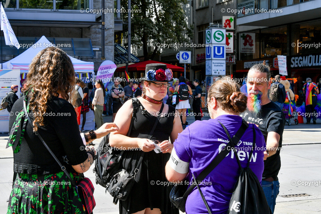 Deutschland_ Baden-Wuerttemberg_ Stuttgart_ Pride_ 13.09.2025-9 | 13.09.2025, Deutschland, GER, Baden-Wuerttemberg, Stuttgart, im Bild Themenbild, Vielfalt, Gleichberechtigung, LGBTQIA+, Love is Love, Stuttgart zeigt Flagge, CSD-Parade, Pride-Week, Community, Sichtbarkeit, Solidaritaet, Toleranz, Akzeptanz, Regenbogen, Menschenrechte, Politik mit Pride, Pride Night, Kulturfestival, Demo fuer Vielfalt, Queere Stimmen, Empowerment, Trans, Transgender, Homosexuell, Schilder, Fahnen, Bunt, LGBTQ, Lesbisch, Schwul, Bisexuell, Queer, Pride, Coming-out, Regenbogenflagge, Inklusion, Genderidentitaet, sexuelle Orientierung, Feature, Symbolbild