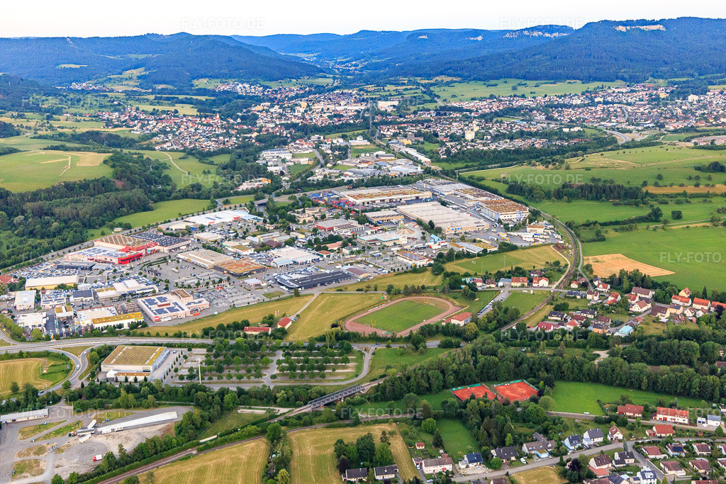 Luftbild: Industriegebiet Lange Straße von Nordwesten im Ortsteil Endingen in Balingen im Bundesland Baden-Württemberg in Deutschland. Foto: IMG_148665.jpg vom 25.06.2025 durch Werner Riehm/FLY-FOTO.de