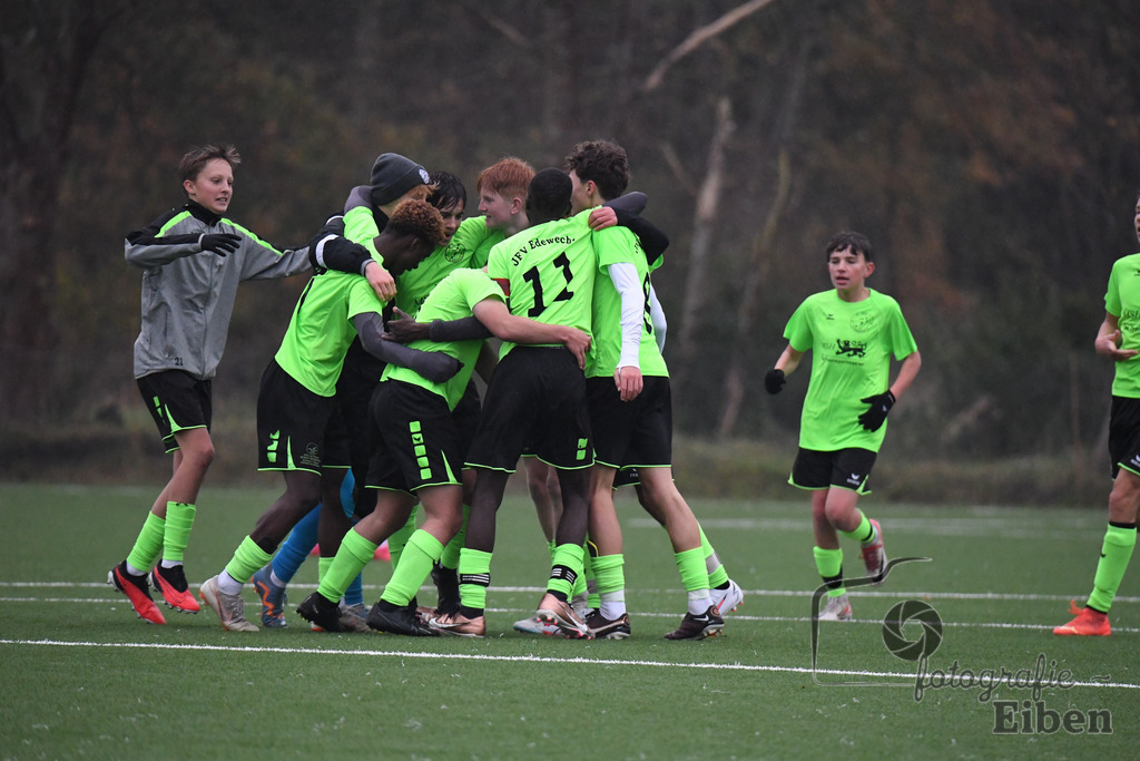 JFV Edewecht-Osnabrücker SC | C-Jugend Landesliga; JFV Edewecht (grün)-Osnabrücker SV (rot) am 18.11.2023; in Edewecht (Sportanlage Göhlenweg), Photo: Philip Eiben 2023 - Realisiert mit Pictrs.com