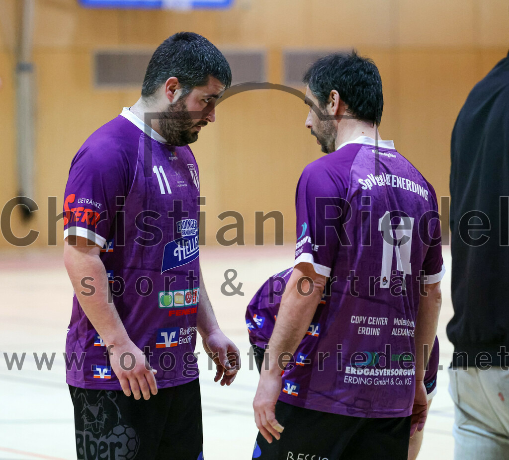 2023-03-11_064_SpVgg_Altenerding_gegen_SSG_Metten | Erding, Deutschland, 11.03.2023:
Handball, Bezirksoberliga Männer 2022 / 2023, 17. Spieltag, SpVgg Altenerding gegen SSG Metten, Endergebnis: 26:22

Christian Loris (SpVgg Altenerding, #11), Nadi Özdemir (SpVgg Altenerding, #14)

Foto: Christian Riedel / fotografie-riedel.net
