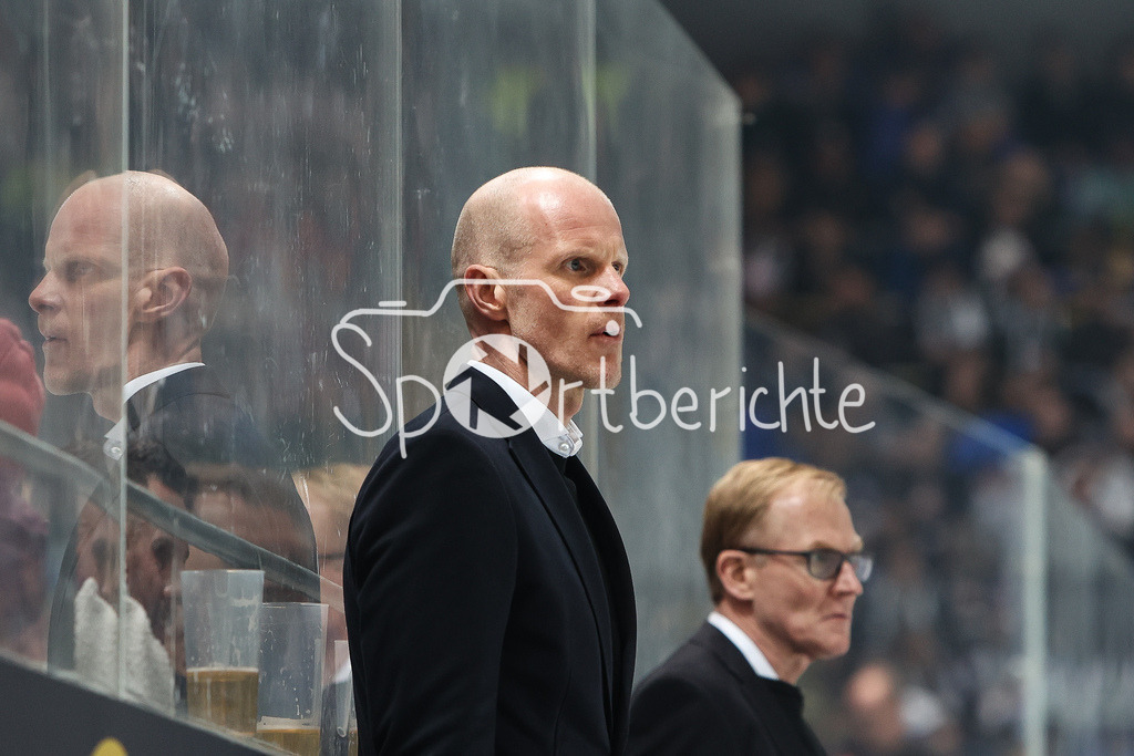 EHC München - Augsburger Panther | in Aktion EHC Trainer Toni SOEDERHOLM / Freisteller / Einzelfoto