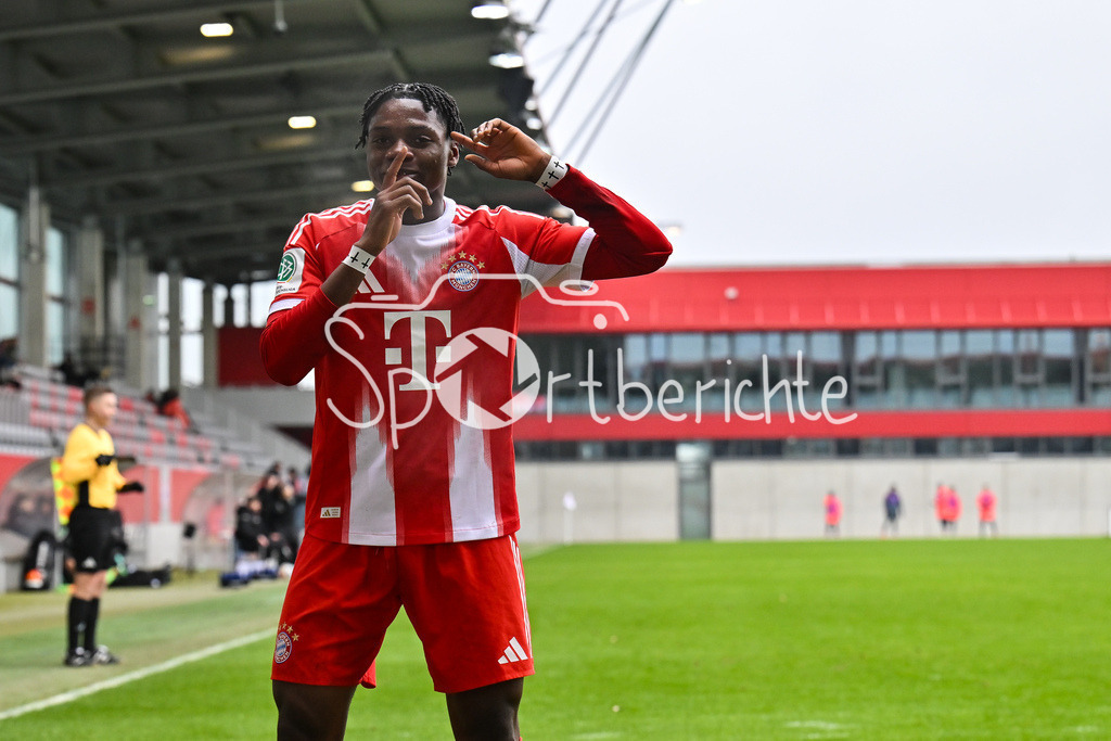 FC Bayern München - Hannover 96 | MUNICH, GERMANY - 15. FEBRUARY: Jubel der Bayern nach dem Treffer zum 3-1 durch Uzorchukwu EGWUATU (FC Bayern München U19 13) / Tor / Torschuetze / Freude / Happy während dem Spiel zwischen der U19 des FC Bayern München und der U19 von Hannover 96 am 2. Spieltag der Hauptrunde der U19-DFB-Nachwuchsliga am FC Bayern Campus