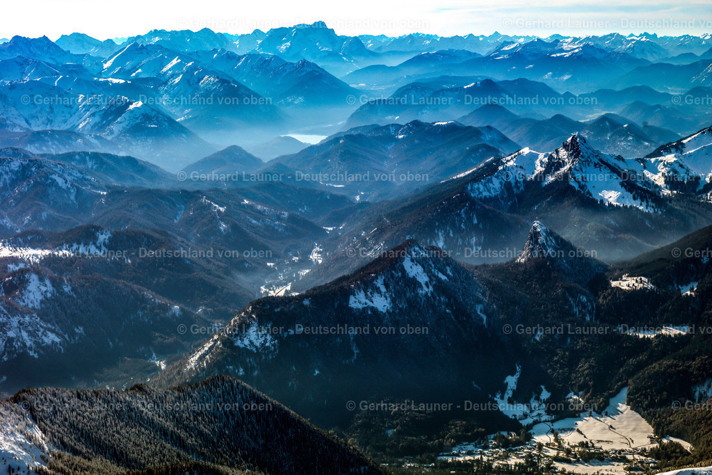 2991231 | Alpen bei Rottach-Egern mit Blick auf Zugspitze im Landkreis Garmisch-Partenkirchen in Bayern