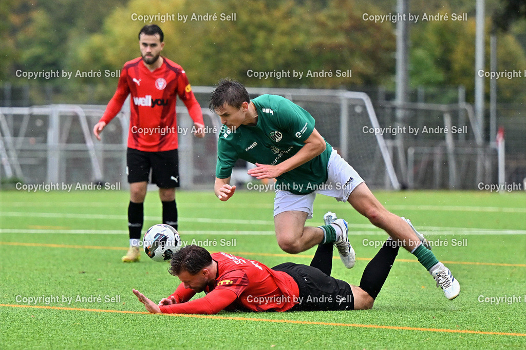 FC Kilia Kiel vs VfB Lübeck II - U21 | Luca Senger (Kilia #21) vs Maximilian Aberger (Lübeck #5) / Fußball-Oberliga Männer 2026/2027 / FC Kilia Kiel vs VfB Lübeck II - U21 / Kilia Sportplatz / Kiel / 10.10.26 - Realisiert mit Pictrs.com