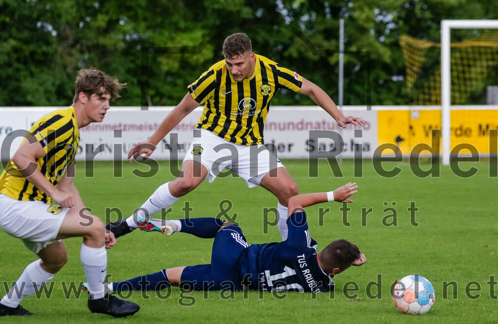 2023-07-29_043_FC_Moosinning_gegen_TuS_Raubling | Moosinning, Deutschland, 29.07.2023:
Fußball, Bezirksliga Oberbayern Ost 2023 / 2024, 1. Spieltag, FC Moosinning gegen TuS Raubling, Endergebnis: 0:7

Martin Buttstedt (FC Moosinning, #7), Luis Haumann (FC Moosinning, #4), Alexander Lallinger (TuS Raubling, #10)

Foto: Christian Riedel / fotografie-riedel.net