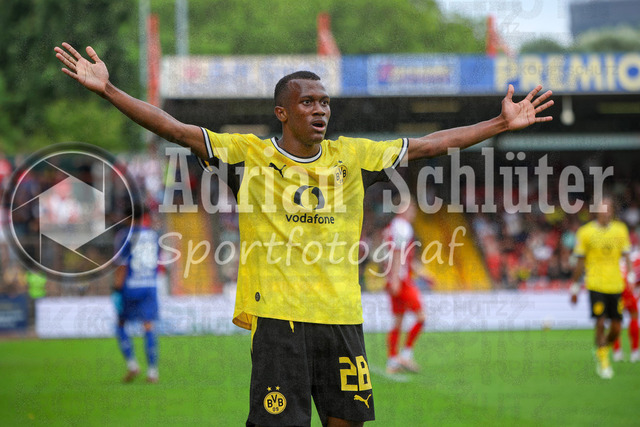 18.07.2026, GER, Fussball, Herren, Vorbereitungsspiel, Saison 2026/2027, Rot-Weiß Oberhausen - Borussia Dortmund | Justin Lerma (BVB) Torjubel, jubelt nach ihrem Treffer zum 1:1