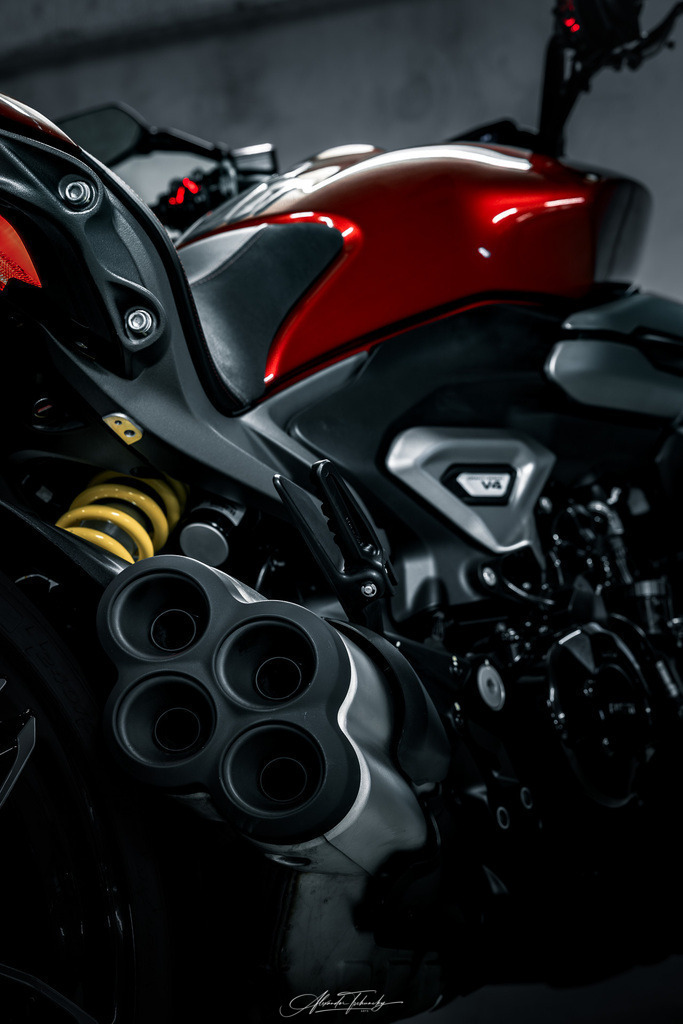 Ducati xDivael V4 | Entdecken Sie die faszinierende Welt von Alexander Tschuncky Arts: Kreative Fotografie, atemberaubende Automobilkunst und hochwertiger Bilderdruck. Lassen Sie sich inspirieren! - Realisiert mit Pictrs.com