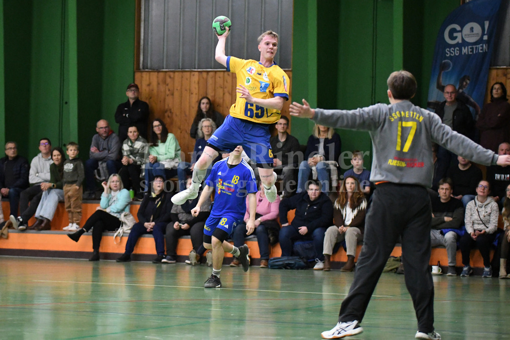 SSG Metten : MTV Pfaffenhofen | Alber Loris (Pfaffenhofen) alleine vor Tormann Max Bürger (Tormann SSG Metten #17) - Realisiert mit Pictrs.com