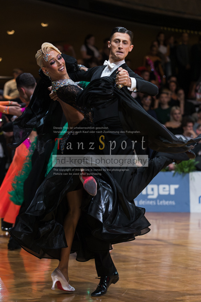 20250820_WDSF Standard Rising Stars R3-3472 | Tanzsportbilder, Standardtanz, Lateintanz, WDSF, DTV, LTVB, dancecomp, goc, hessen tanzt, blaues band der spree, walzer, tango, wiener walzer, slowfox, quickstepp, samba, rumba, cha-cha-cha, paso doble. jive, hd-kroft photography, turniertanzsport