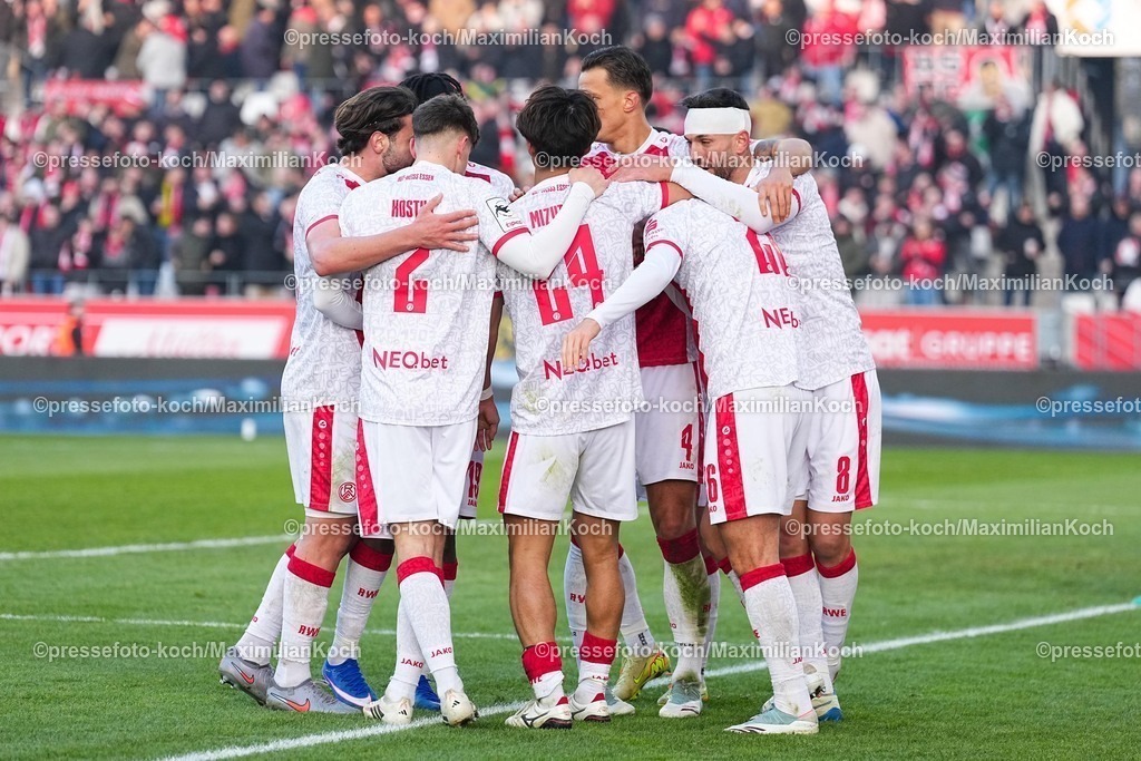 xYDRx24012601077 | 24.01.2026, xydrx, Fußball, 3.Liga, Rot-Weiss Essen - TSV Havelse, Saison 2025 2026, Stadion an der Hafenstraße: Torjubel nach dem Tor zum 4:1 für Rot-Weiss Essen durch Torschütze Torben Muesel (Rot-Weiss Essen #26)  zusammen mit Kaito Mizuta (Rot-Weiss Essen #24) und Ramien Safi (Rot-Weiss Essen #7) und Michael Kostka (Rot-Weiss Essen #2)      DFB regulations prohibit any use of photographs as image sequences and or quasi-video. Photo: xYannisxDreimannxPressefotoKochx