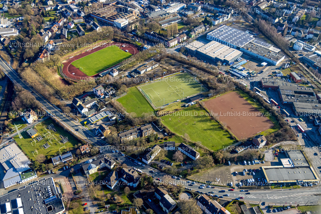 Witten240102645 | Luftbild, Fußballplatz und Leichtathletikstadion Wullenstadion des FSV Witten 07/32 e.V. und Nebenplatz VFB Annen 19 e.V. an der Dortmunder Straße, Gewerbegebiet mit Reifen Kessler, Witten, Ruhrgebiet, Nordrhein-Westfalen, Deutschland