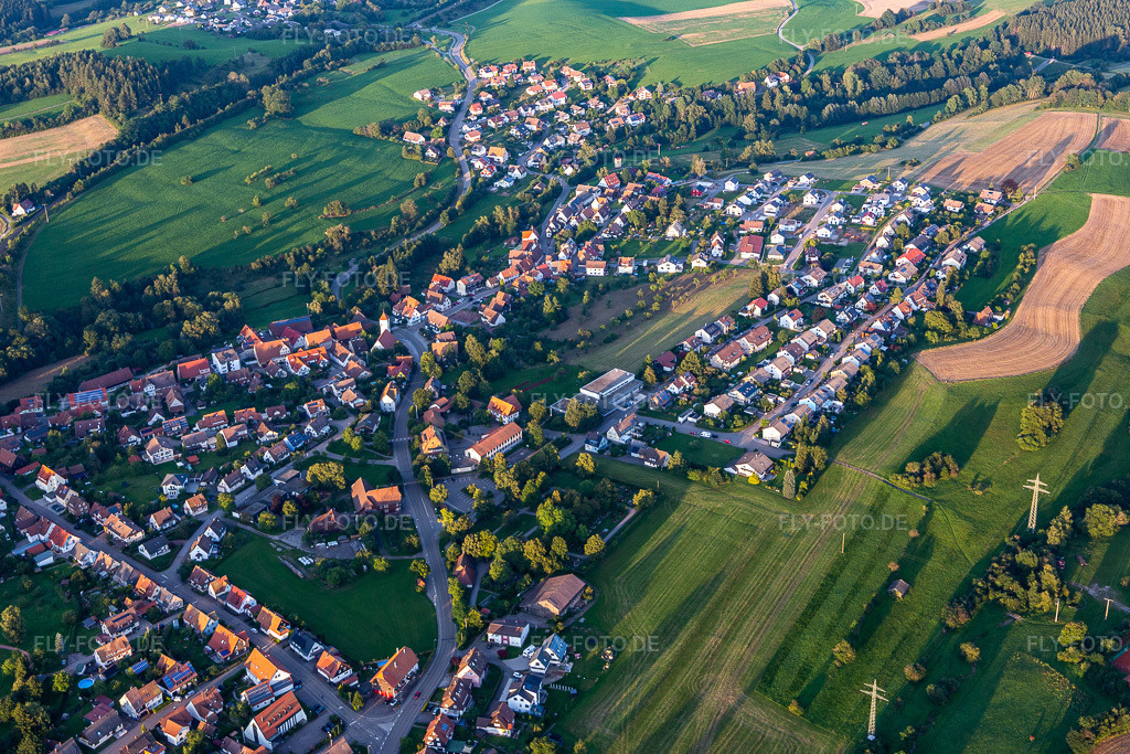 Luftbild: Ortsansicht am Rande von landwirtschaftlichen Feldern und Nutzflächen in Wittlensweiler im Ortsteil Wittlensweiler in Freudenstadt im Bundesland Baden-Württemberg in Deutschland. Foto: IMG_128567.jpg vom 25.08.2021 durch Werner Riehm/FLY-FOTO.de