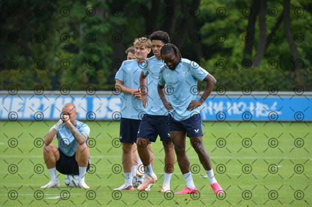 RGE_0174 | Hertha BSC, 2.Bundesliga, Herren, Fußball, Training auf dem Schenckendorffplatz, Dienstag 18.08. 2026, Saison 2026/27,  im Bild von li.  Mayson Grothe ( Hertha BSC ), Jerome Diallo ( Hertha BSC ), Deyovaisio Zeefuik ( Hertha BSC ),  Fotograf: Ralf Gebhardt - Realisiert mit Pictrs.com