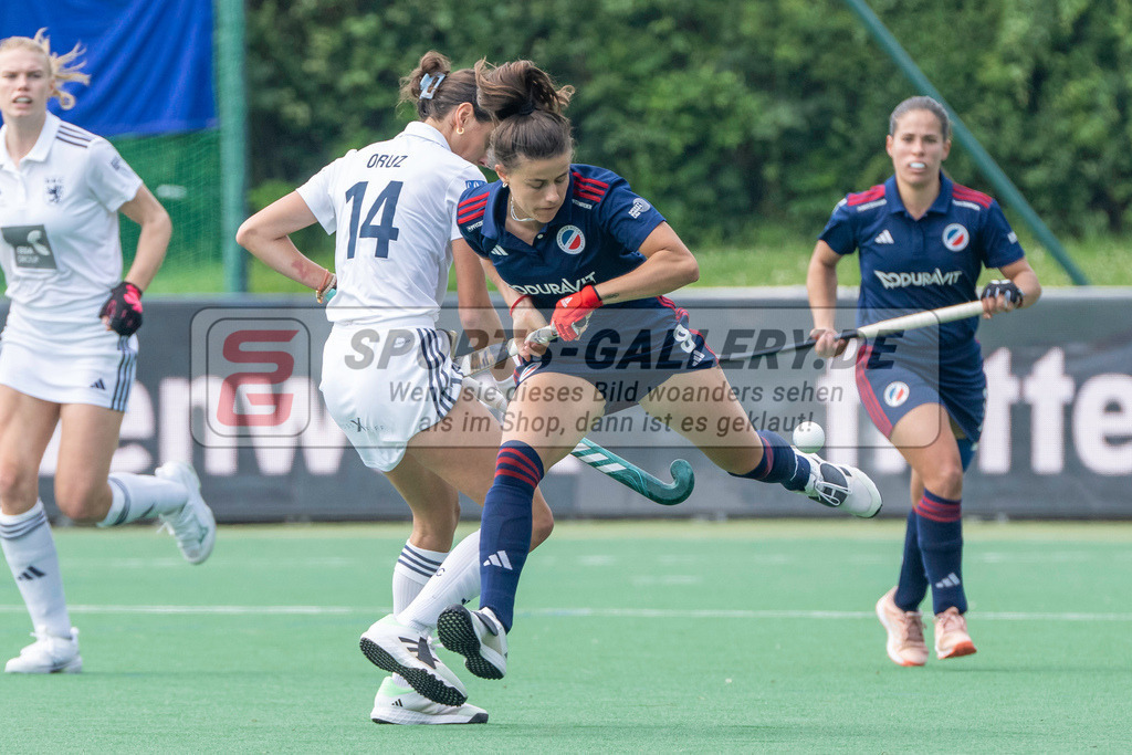 Final4_20240519-1159-0056 | Bonn, Deutschland, 19.05.2024: Selin Oruz (Duesseldorfer HC), Lucia Jimenez Vicenter (Mannheimer HC) in Aktion waehrend des Spiels der Deutsche Feldhockey-Meisterschaften 2024 zwischen Final 4 Damen Finale Düsseldorfer HC - Mannheimer HC im Bonner THV am 19.05.2024 in Bonn, Deutschland. (Foto von Stephan Fehrmann)

Bonn, Germany, 19.05.2024: Selin Oruz (Duesseldorfer HC), Lucia Jimenez Vicenter (Mannheimer HC) in action during the game of Deutsche Feldhockey-Meisterschaften 2024 between Final 4 Damen Finale Düsseldorfer HC - Mannheimer HC in Bonner THV at 19.05.2024 in Bonn, Deutschland. (Foto from Stephan Fehrmann)