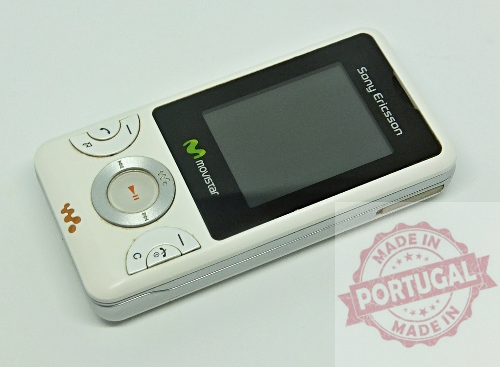 Old Sony Ericsson mobile phone showing Movistar logo on white background | White Sony Ericsson phone with Movistar logo, displaying its buttons and blank screen - Realisiert mit Pictrs.com