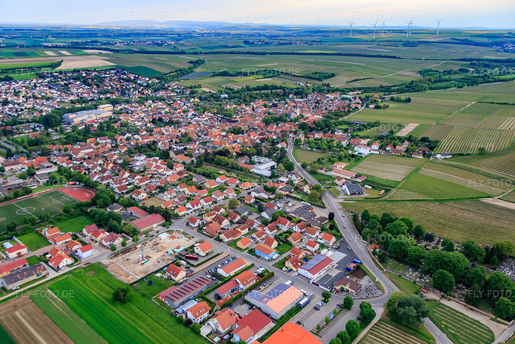 Luftbild: Ortsansicht aus Norden in Westhofen im Bundesland Rheinland-Pfalz in Deutschland. Foto: IMG_088543.jpg vom 17.05.2016 durch Werner Riehm/FLY-FOTO.de