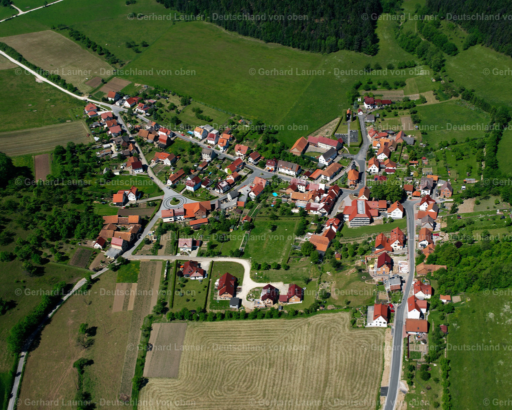 2634088 | RöHRIG 09.06.2006 Landwirtschaftliche Nutzflächen und Feldgrenzen  umsäumen das Siedlungsgebiet des Dorfes in Röhrig im Bundesland Thüringen, Deutschland // Agricultural land and field boundaries surround the settlement area of the village  in Röhrig in the state Thuringia, Germany Foto: Gerhard Launer