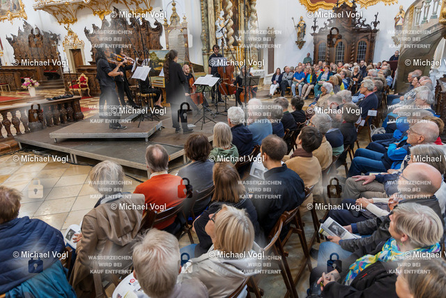 TAM25_K.10__Michael-Vogl_038_6169 | Tage Alter Musik Regensburg K.10 Basilika Unserer Lieben Frau zur Alten Kapelle The Beggar’s Ensemble (Frankreich) Elite de bons mots Meister des französischen Barocks Rameau – Royer – Boismortier – Leclair Augustin Lusson Solovioline, Leitung Foto: Michael Vogl